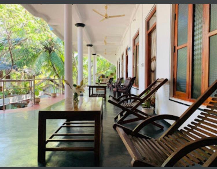 Sea Rock Beach Hotel Arugam Bay Bagian luar foto