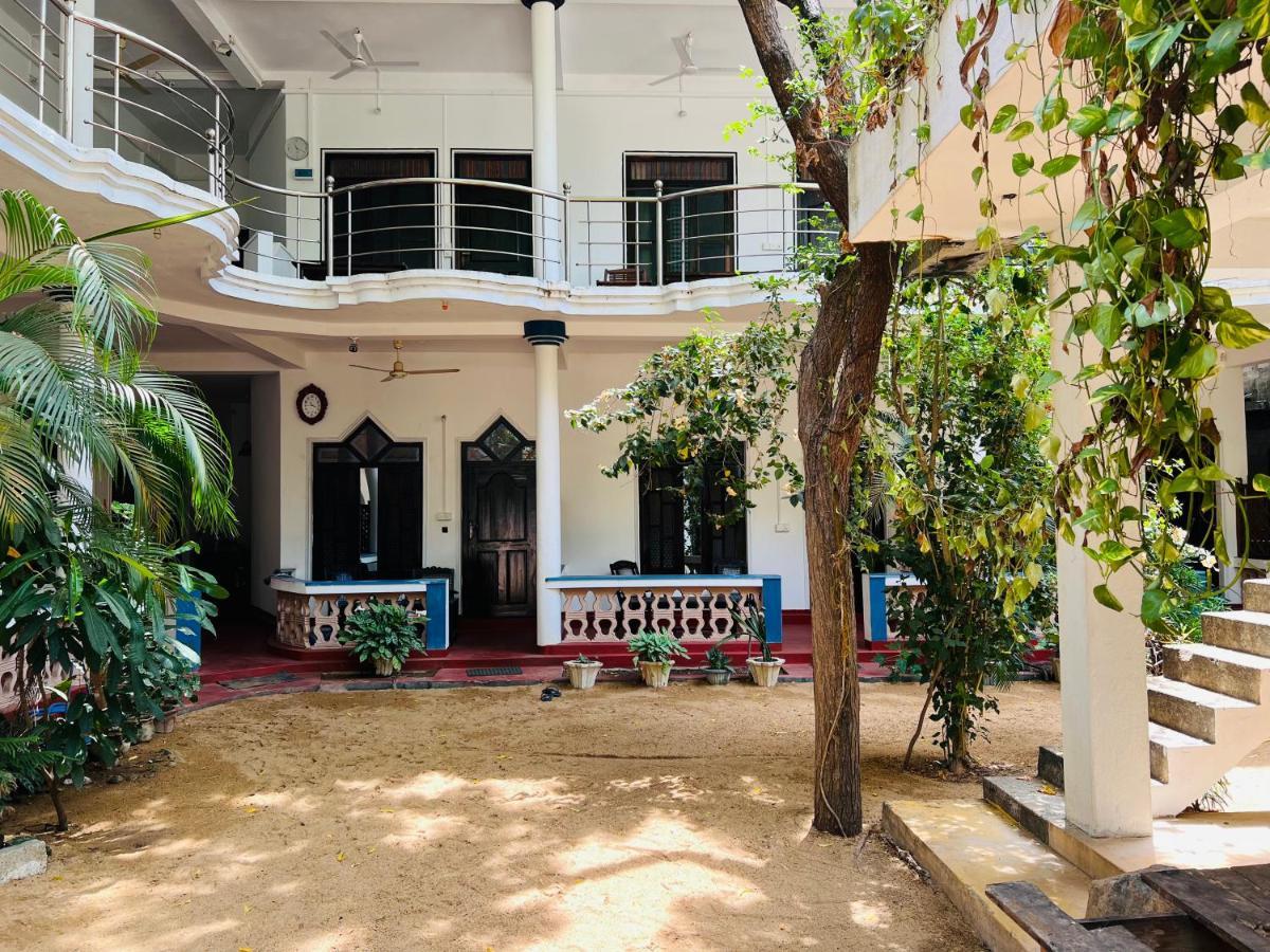 Sea Rock Beach Hotel Arugam Bay Bagian luar foto