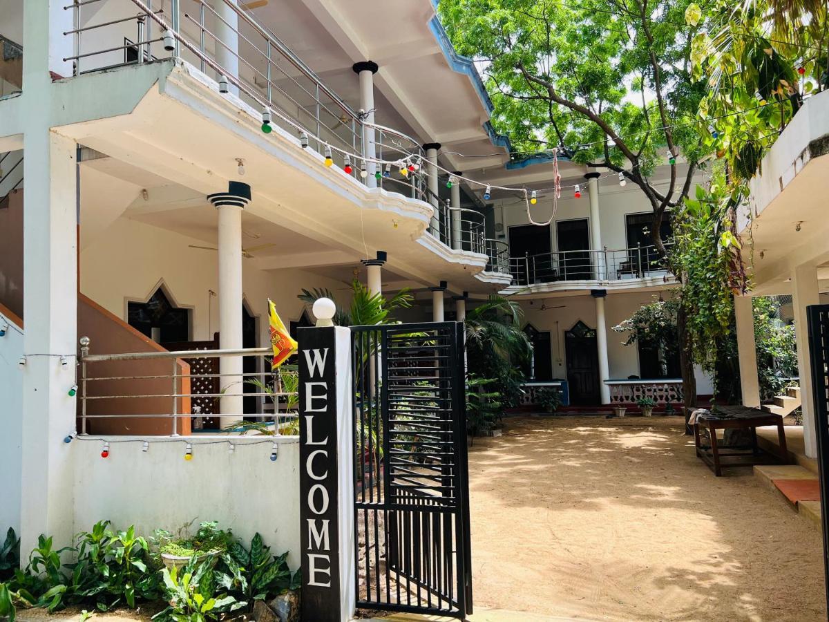 Sea Rock Beach Hotel Arugam Bay Bagian luar foto